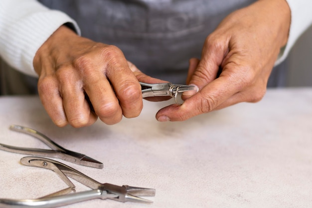 Foto gratuita joyero con herramientas para crear accesorios.