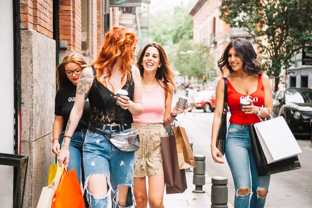 Joyful mujeres en las compras