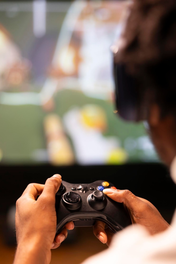 Foto gratuito joystick utilizado por el propietario disfrutando de una sesión de juegos en la tv inteligente relajándose en la sala de estar