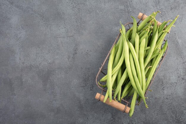 Judías verdes en un espacio vacío de fondo texturizado para verduras de texto