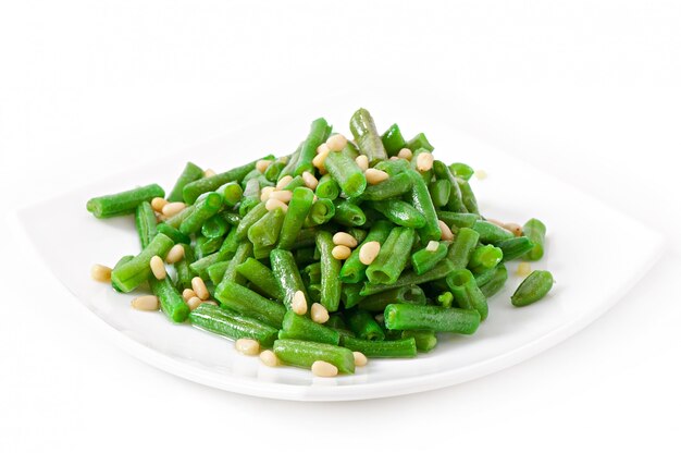 Judías verdes fritas con nueces de cedro