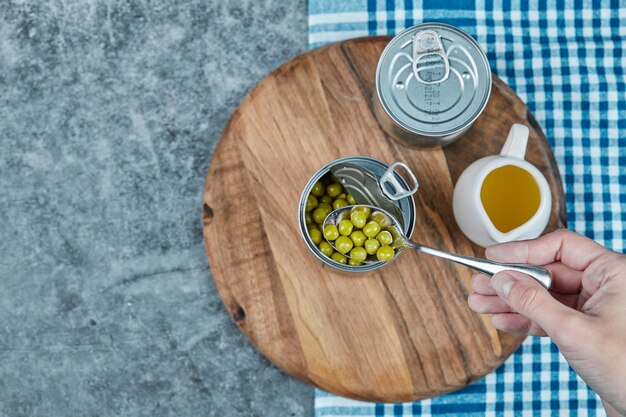 Judías verdes marinadas en la lata metálica con aceite de oliva alrededor.