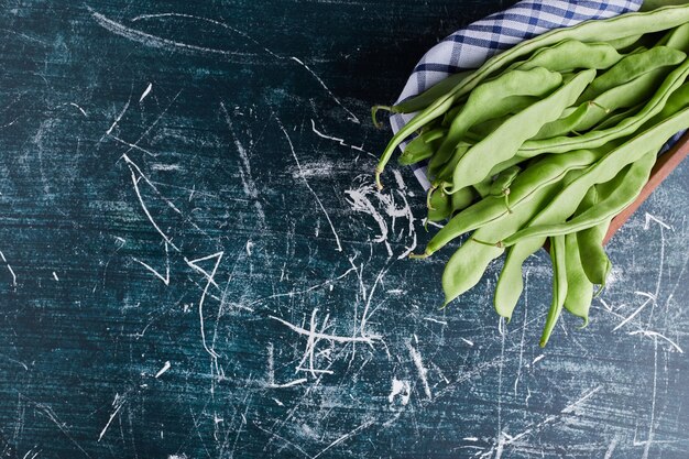 Judías verdes en un pedazo de papel de cocina.