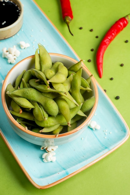 Foto gratuita judías verdes y pimiento rojo