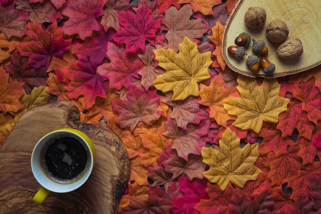 Juego de café con hojas de otoño y nueces