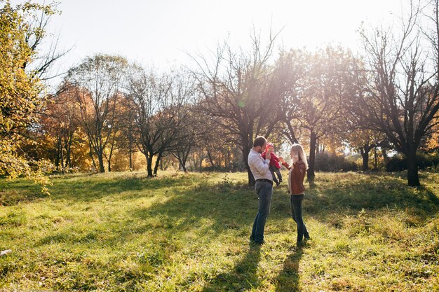 Juego familiar feliz en el bosque