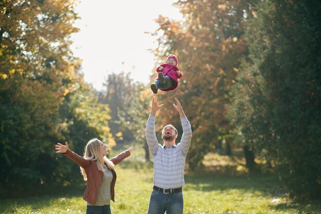 Juego familiar feliz en el bosque