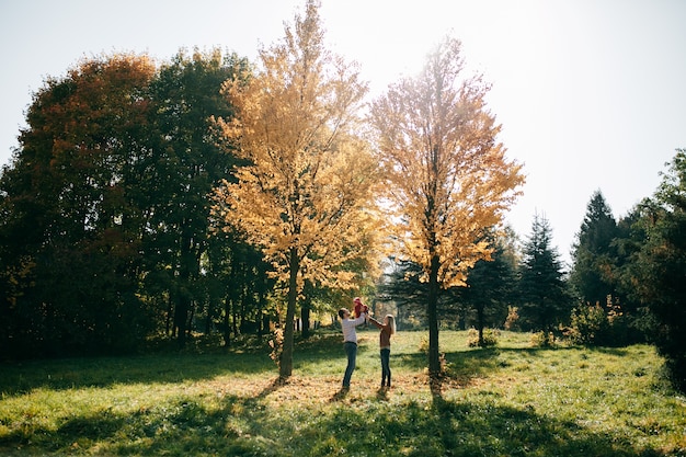 Juego familiar feliz en el bosque