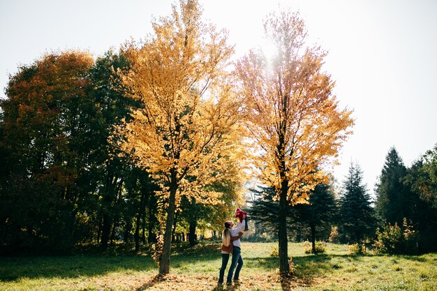 Juego familiar feliz en el bosque