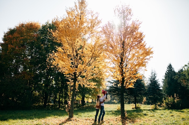 Juego familiar feliz en el bosque