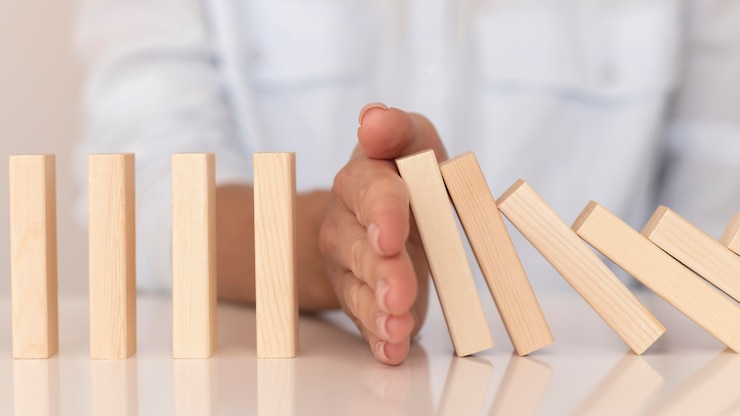 Foto gratuito juego hecho con piezas de madera que representan luchas financieras.