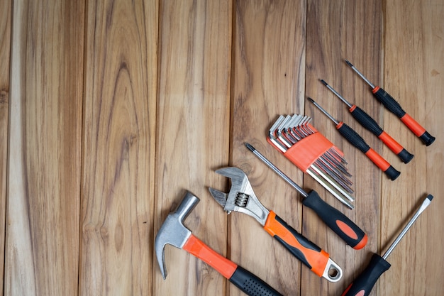 Juego de herramientas manuales, en suelo de madera.