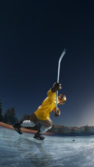 Juego de jugador de hockey en la pista de patinaje sobre hielo. alrededor del bosque y las montañas 3d render polígono estilo ilustración