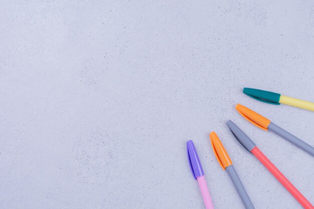 Juego de lápices multicolores para colorear mandala.