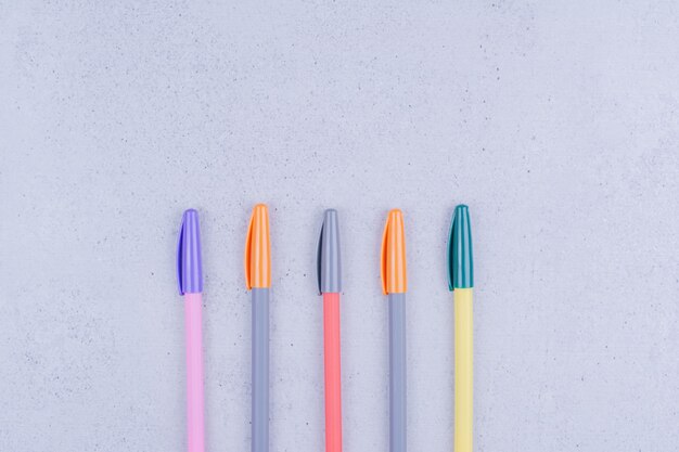 Juego de lápices multicolores para colorear mandala.