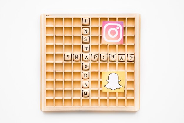 Juego de madera de Scrabble que muestra palabras de Instagram y snapchat con sus iconos