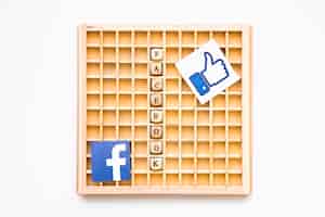 Foto gratuita juego de madera de scrabble con símbolo, palabra e icono de facebook