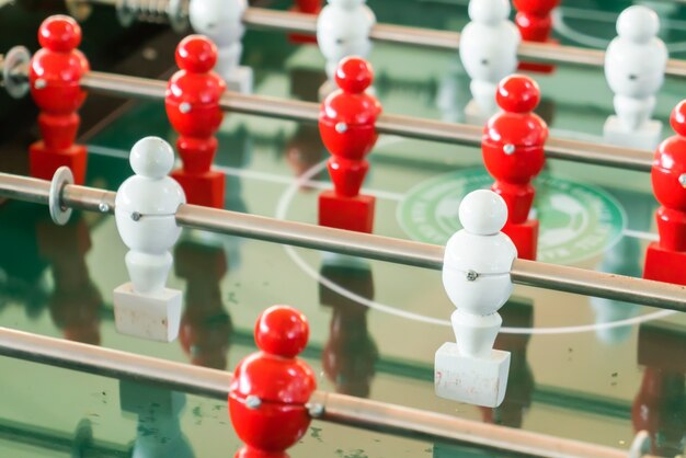 juego de mesa de fútbol con el jugador rojo y blanco.