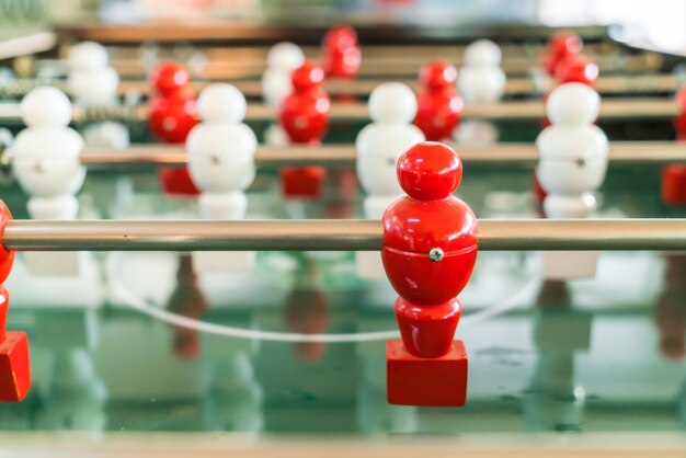 juego de mesa de fútbol con el jugador rojo y blanco.