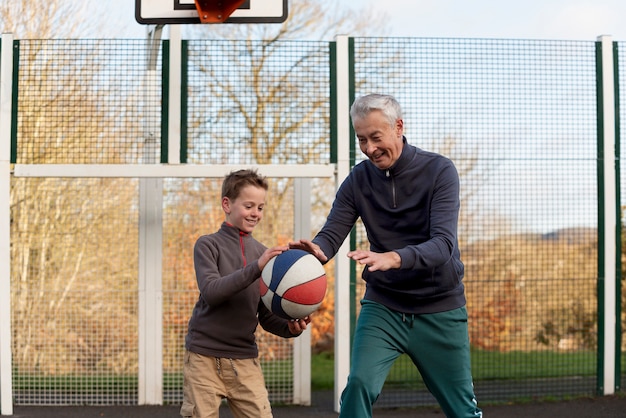 Juego de niño y abuelo de tiro medio.