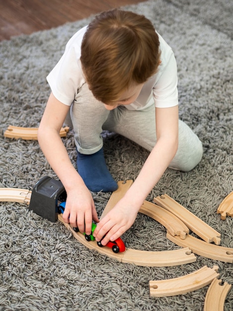 Juego de niños con caminos de madera y coches