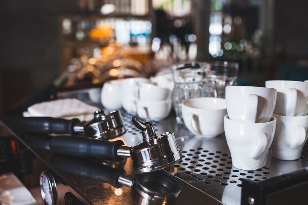 Juego de taza blanca y cucharada de espresso en barra de café