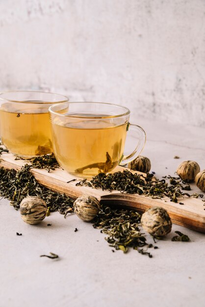 Juego de tazas con té y nueces