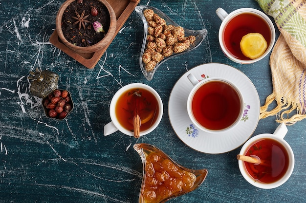 Juego de té con dulces y confituras.