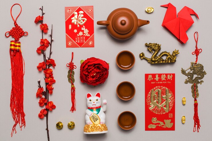 Foto gratuito juego de té en medio de varias decoraciones