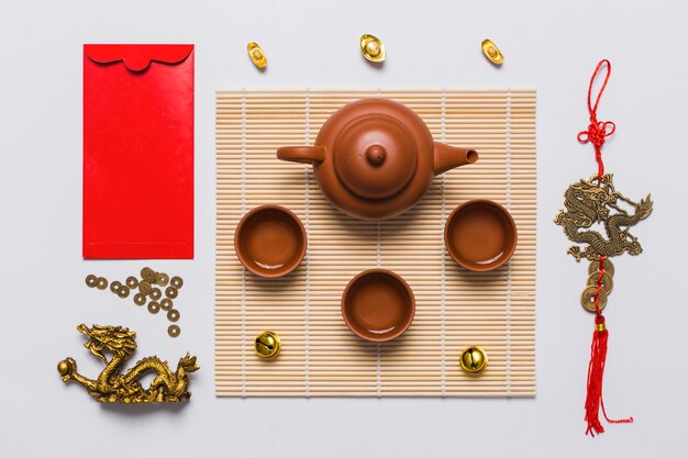 Juego de té entre sobre y decoración china