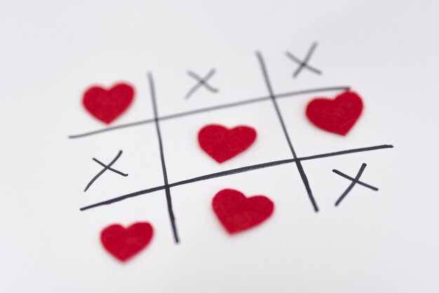 Juego de tic tac toe con corazones y cruces.