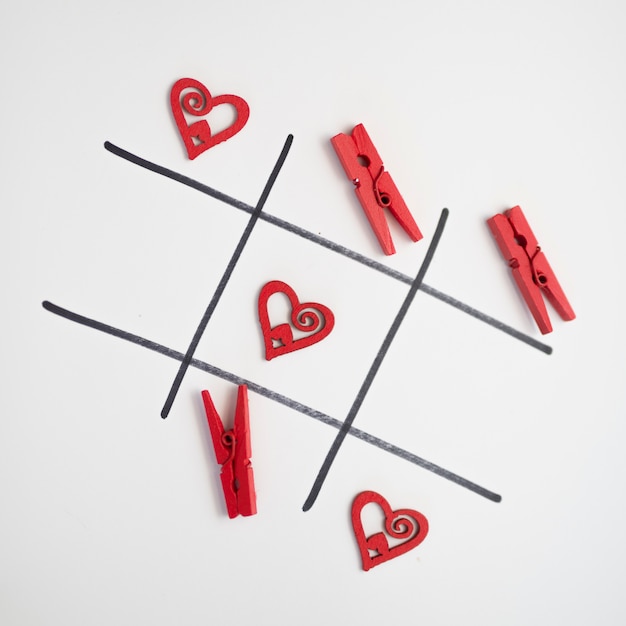 Juego de tic tac toe con corazones y pins.