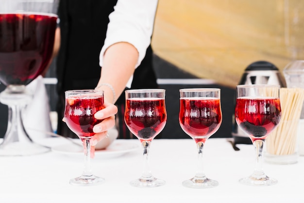 Juego de vasos con alcohol en una mesa