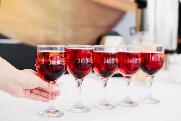 Juego de vasos con alcohol en una mesa