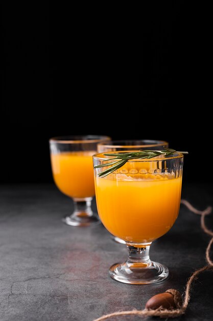 Juego de vasos con bebida refrescante