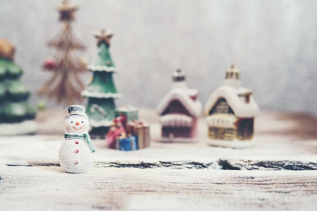 Jueguete de muñeco de nieve sonriente con nieve