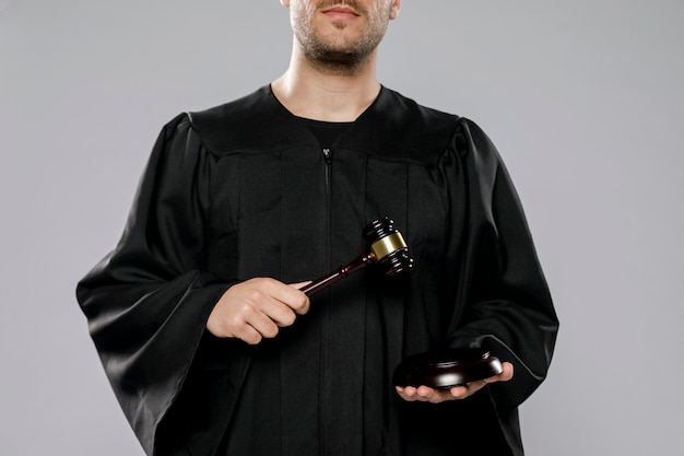 Juez masculino posando con martillo