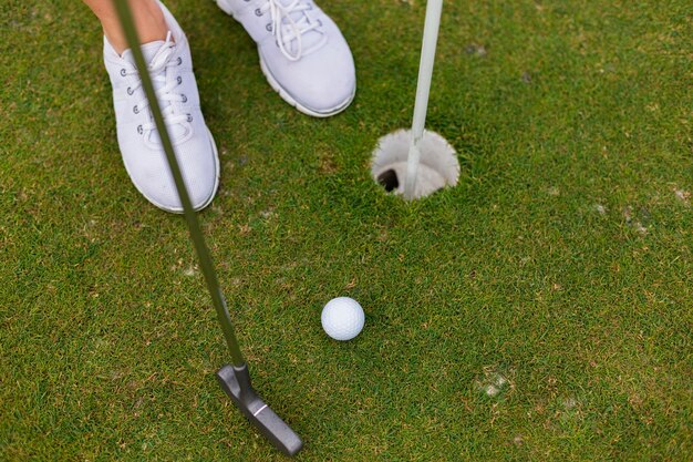 Jugador activo de alto ángulo en el campo de golf