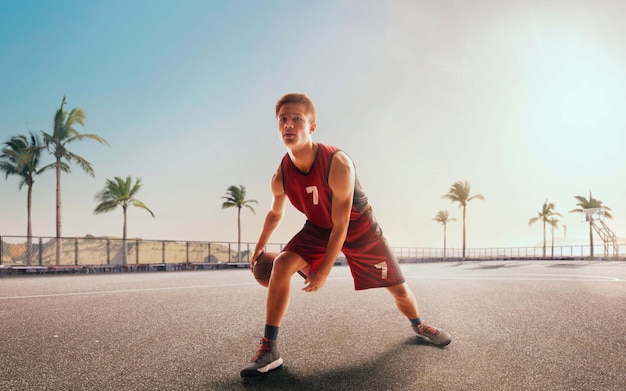 Foto gratuita jugador de baloncesto en acción al atardecer