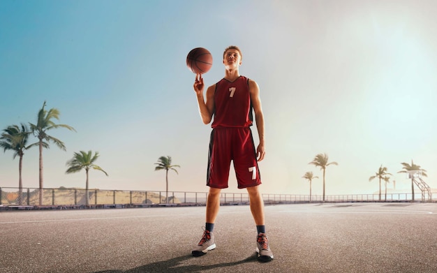 Jugador de baloncesto en acción al atardecer