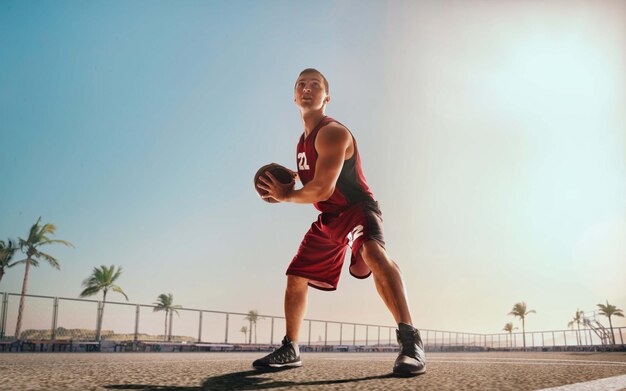 Jugador de baloncesto en acción al atardecer