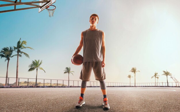 Jugador de baloncesto en acción al atardecer