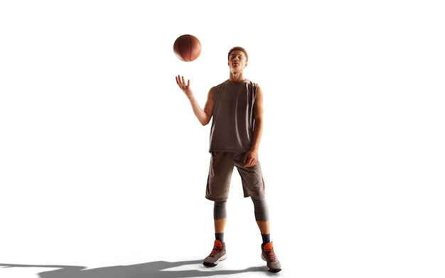 Foto gratuita jugador de baloncesto en acción al atardecer