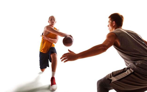 Foto gratuita jugador de baloncesto en acción al atardecer