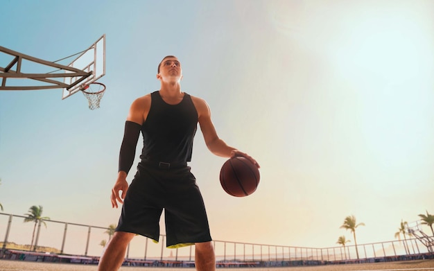 Jugador de baloncesto en acción al atardecer