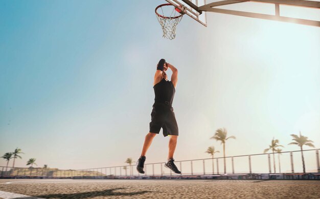 Jugador de baloncesto en acción al atardecer