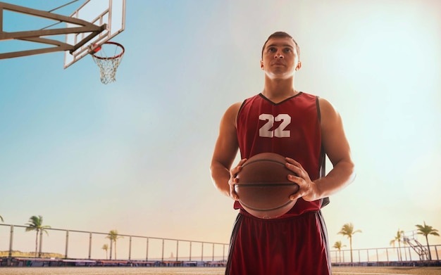 Jugador de baloncesto en acción al atardecer