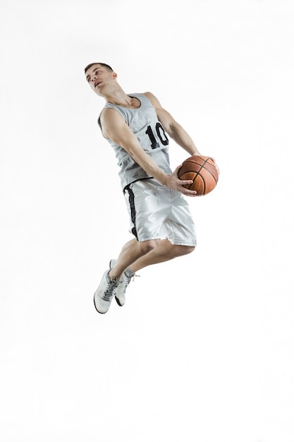 Foto gratuita jugador de baloncesto en acción