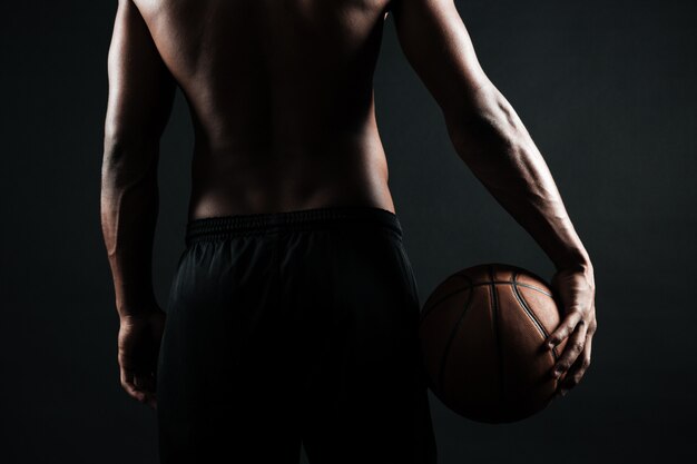 Jugador de baloncesto afroamericano, sosteniendo la pelota