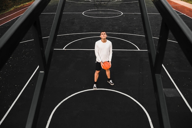 Jugador de baloncesto en la cancha tiro completo